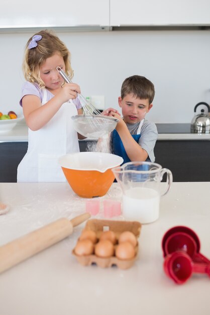 Niños horneando galletas en la cocina