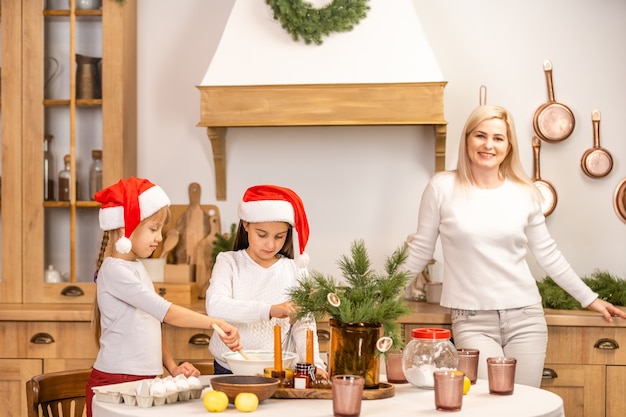 niños horneando galletas de Navidad antes de la celebración de la Navidad. Familia