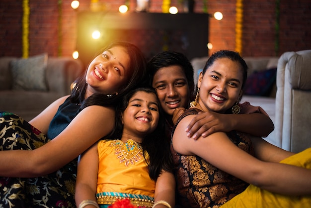 Los niños indios celebrando Diwali, Deepawali, Bhai Dooj o Rakhi o Raksha Bandhan con flor rangoli, regalos, diya