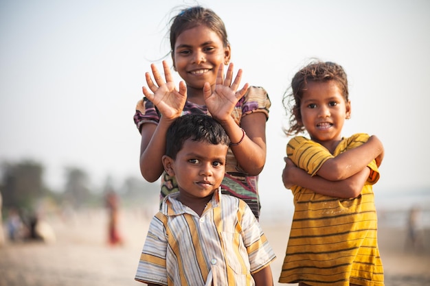 Niños indios en la playa Goa