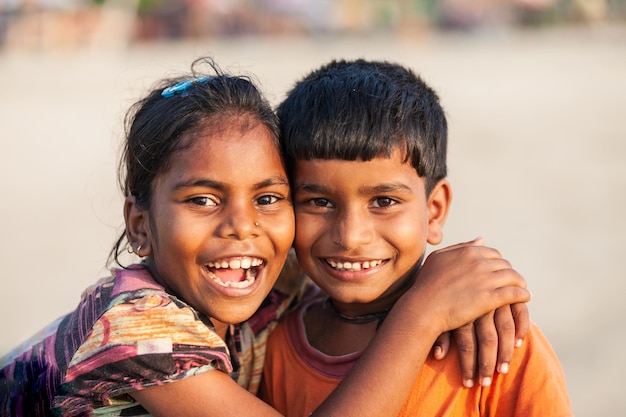 Niños indios en la playa Goa