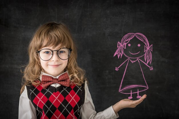 Niños inteligentes en clase. Niños felices contra la pizarra. Concepto de educación