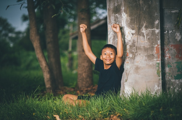 Niños inteligentes, niños con ideas y felicidad al mismo tiempo, conceptos de conocimiento.