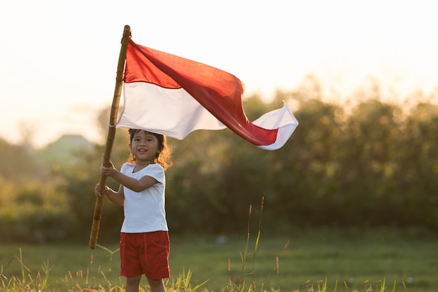 Niños izando la bandera de indonesia