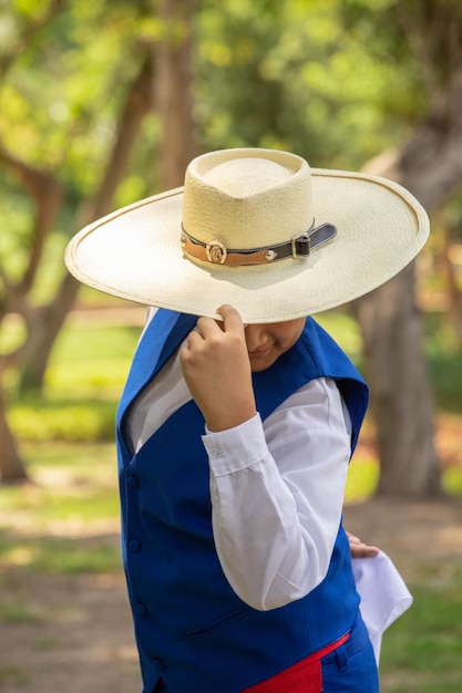 Niños jóvenes bailando marinera Perú danza tradicional de la cultura de la danza peruana.