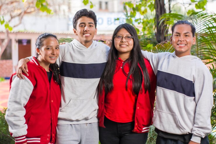 Foto niños y jóvenes peruanos en diversas acciones escolares