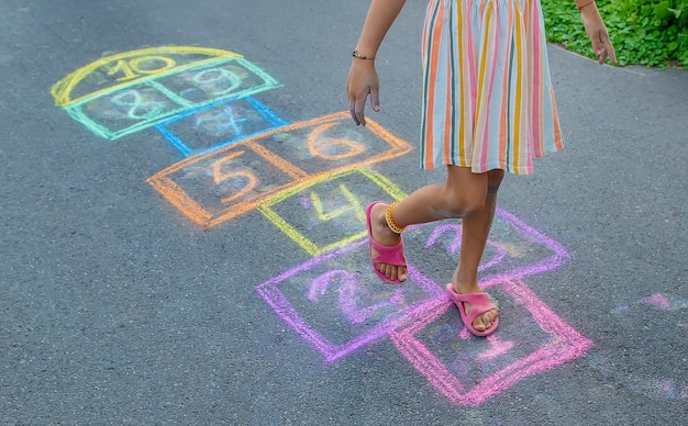 Los niños juegan clásicos en la calle. Enfoque selectivo. Niños.