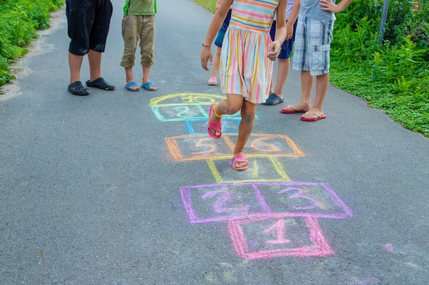 Foto los niños juegan clásicos en la calle. enfoque selectivo. niños.