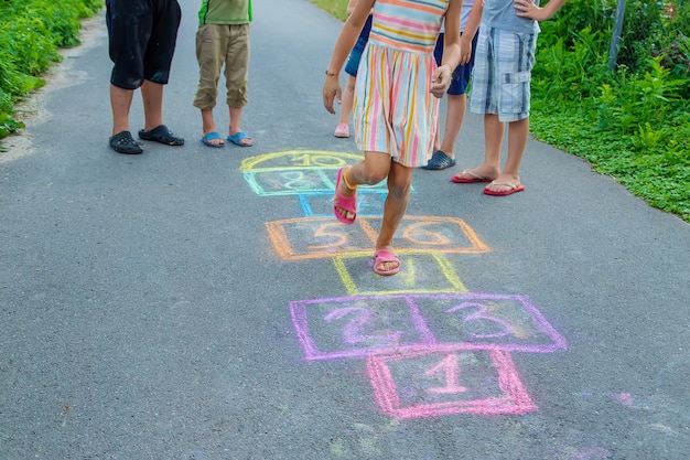 Los niños juegan clásicos en la calle. Enfoque selectivo. Niños.