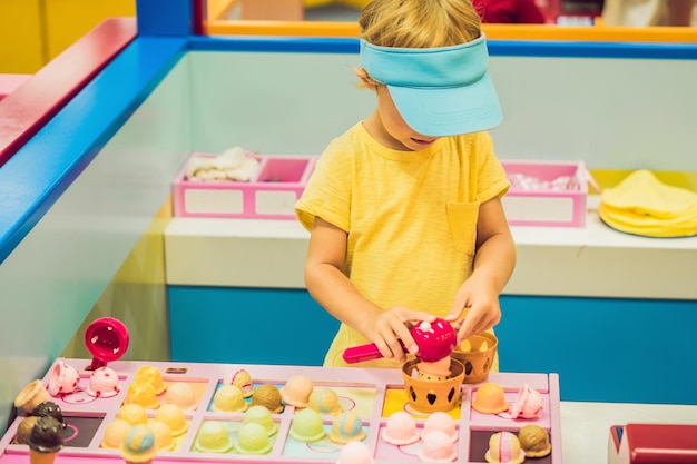 Los niños juegan como vendedor de helados.