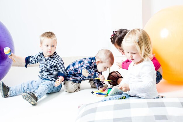 Los niños juegan con instrumentos musicales en la habitación.