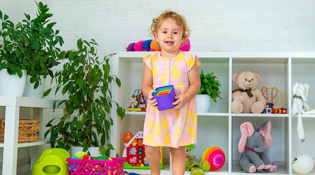 Los niños juegan con juguetes en la habitación Enfoque selectivo