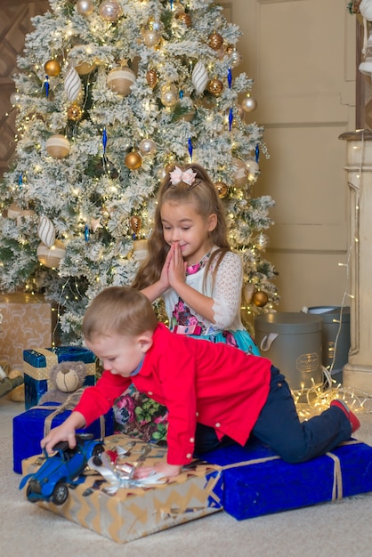 los niños juegan juguetes para navidad