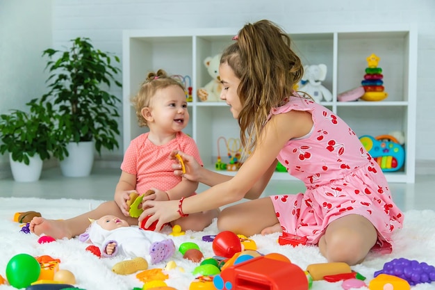 Los niños juegan juntos en la sala de juegos Enfoque selectivo Niño