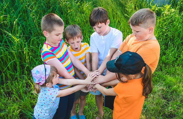 Foto los niños juegan con las manos juntas.