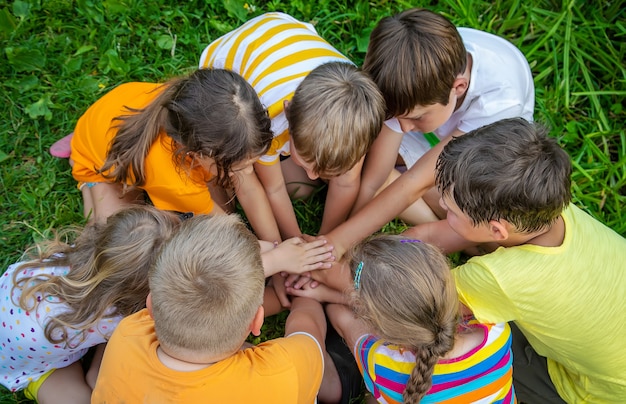 Los niños juegan con las manos juntas.