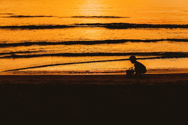 Los niños juegan en la playa hasta el atardecer