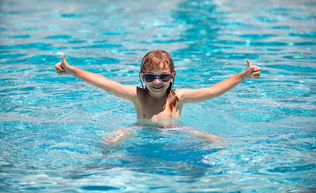 Los niños juegan en un resort tropical Vacaciones familiares en la playa Niño en la piscina de verano Los niños aprenden a nadar