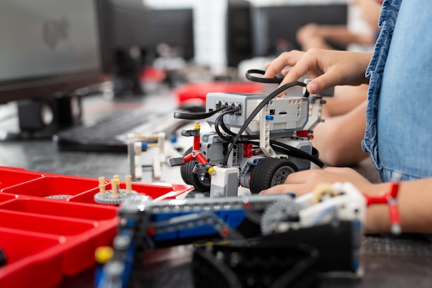 Los niños juegan con un robot en una clase de robótica.