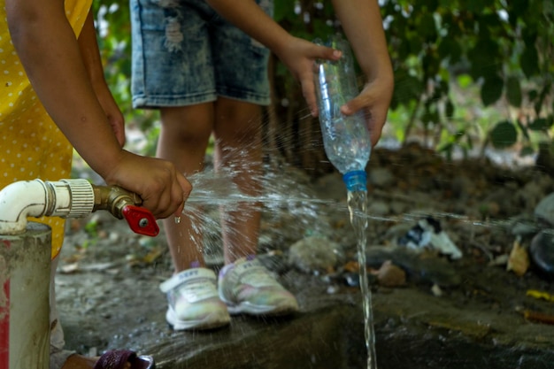 Foto niños jugando con agua en verano
