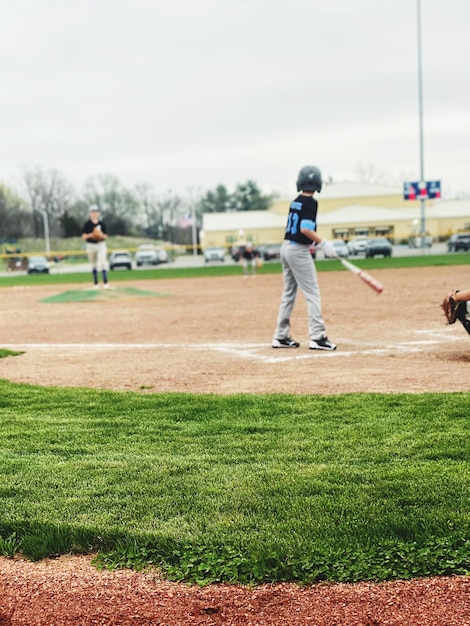 Niños jugando al béisbol.