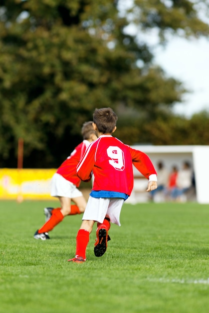 Foto niños jugando al fútbol