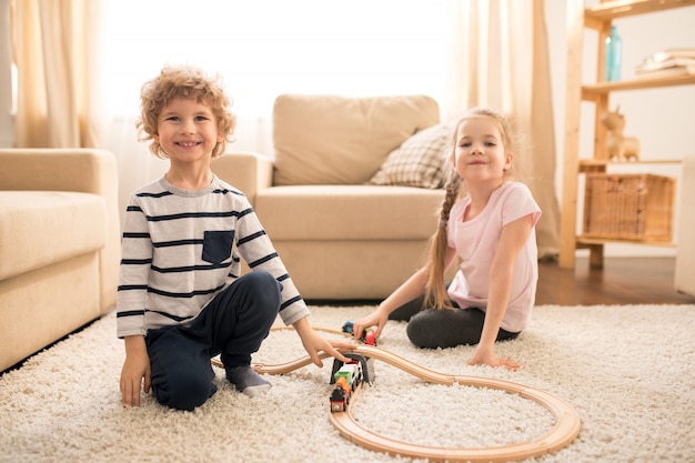 Niños jugando en la alfombra