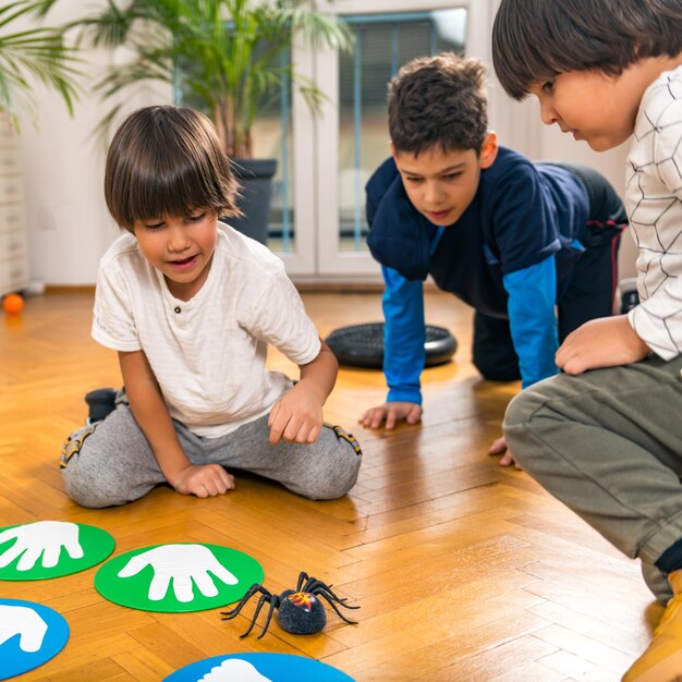 Foto niños jugando con araña de juguete