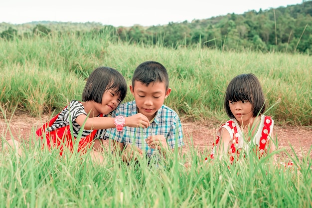 Niños jugando en archivado en tiempo de relajación en la naturaleza.