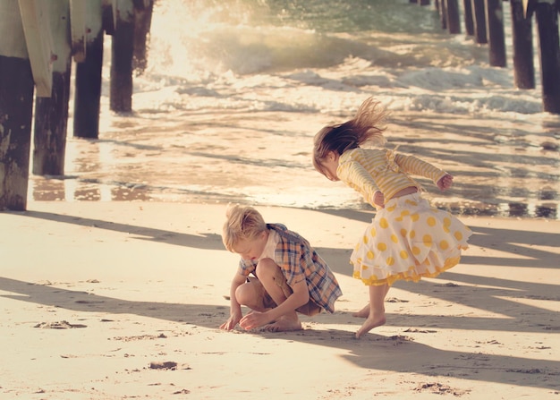 Niños jugando en la arena de la playa