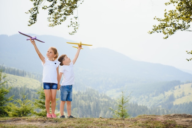 Niños jugando con un avión de juguete.