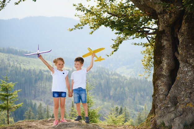Niños jugando con un avión de juguete.