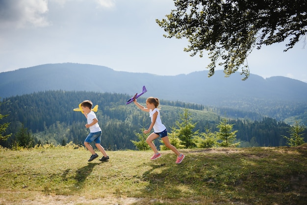 Niños jugando con aviones de juguete.