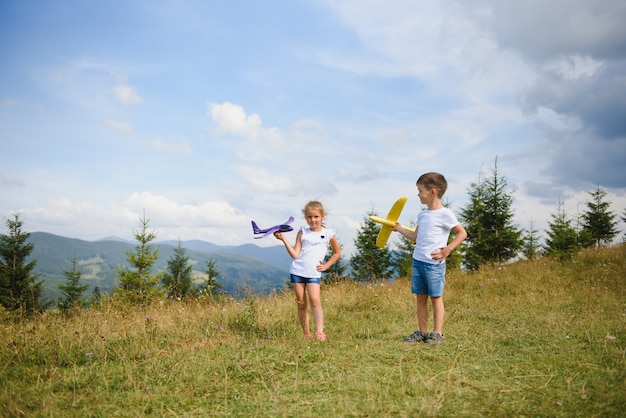 Niños jugando con aviones de juguete.