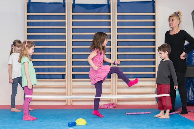 Niños jugando con una banda elástica