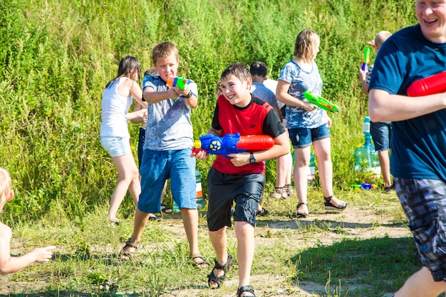 Niños jugando batalla de agua juego de agua batalla