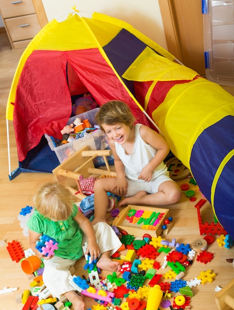 Niños jugando con bloques