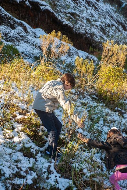 Niños jugando bolas de nieve en Santa Catarina Brasil