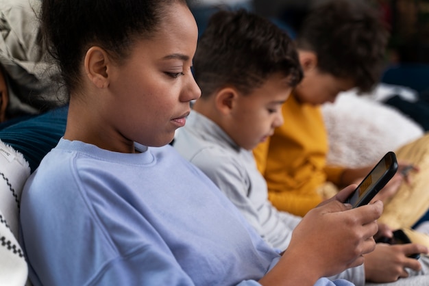 Foto niños jugando en casa sucia