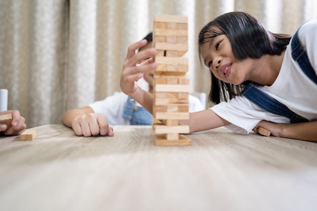 Foto niños jugando en casa