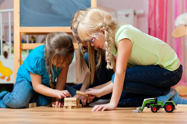 Niños jugando en casa