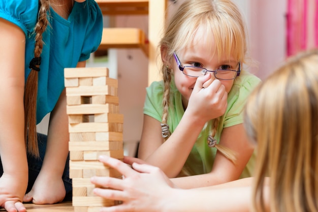 Niños jugando en casa