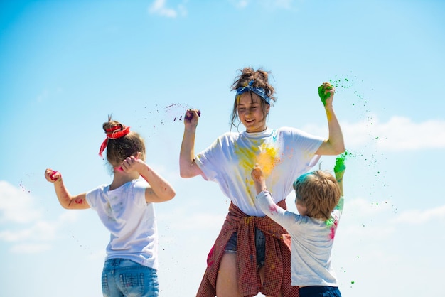 Niños jugando colores celebrando holi Emocional alegre emocionado niños Niños sonrisas Retrato de cu