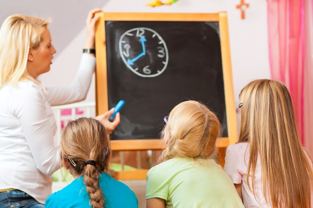 Niños jugando en la escuela en casa