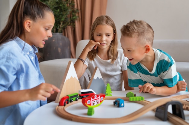 Niños jugando en espacios tranquilos y acogedores.