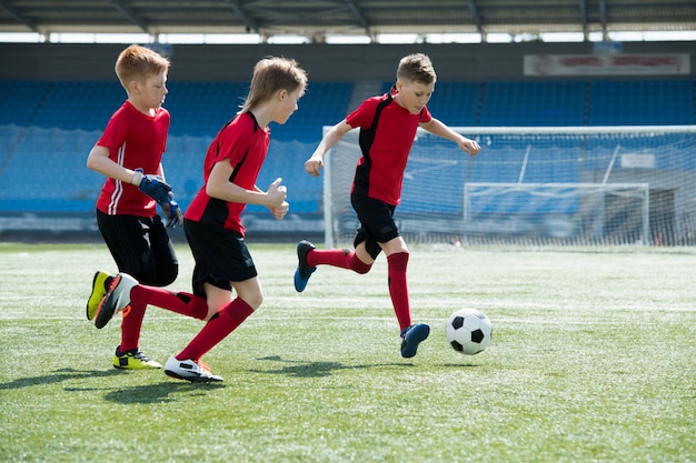 Niños jugando futbol