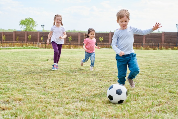 Foto niños jugando futbol