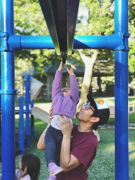 Foto niños jugando en el gimnasio de la jungla