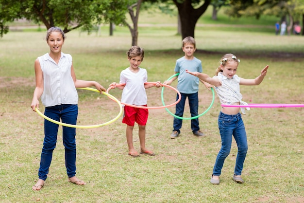 Niños jugando con hula-hoop