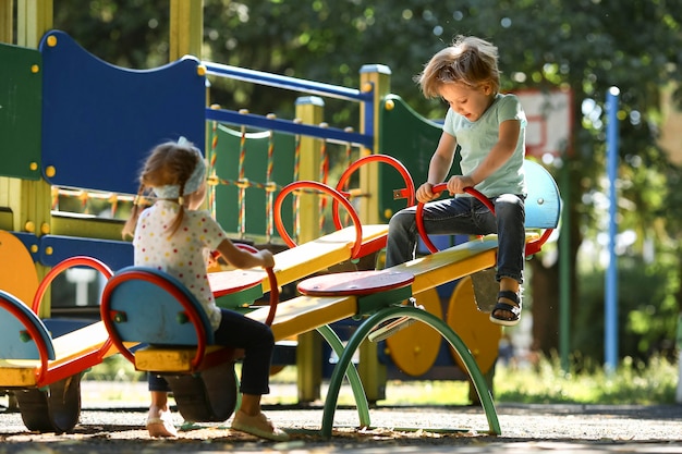 Foto niños jugando juntos en el parque